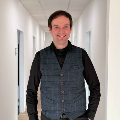 Porträt von Jan Käpernick, Künstlerberater, bei 'Künstler für Künstler'.
