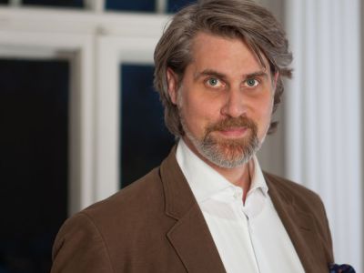 Porträt von Thomas Fitschen, Versicherungsexperte bei 'Künstler für Künstler', spezialisiert auf individuelle Versicherungslösungen für Künstler.