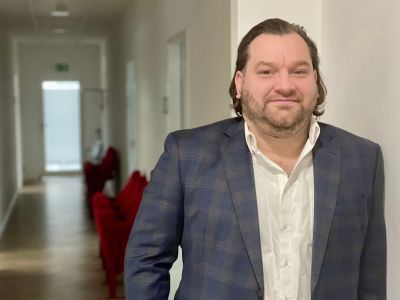 Porträt von Pascal Pawlowski, Versicherungsexperte bei 'Künstler für Künstler', spezialisiert auf individuelle Versicherungslösungen für Künstler.