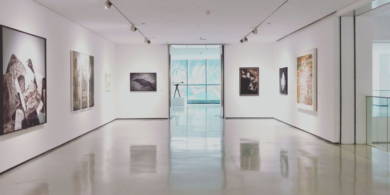 Skulptur in einer Ausstellung, veranschaulicht die Bedeutung der Ausstellungs- und Kunstversicherung