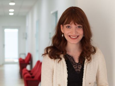 Porträt von Lisa Wolfert, Versicherungsexperte bei 'Künstler für Künstler', spezialisiert auf individuelle Versicherungslösungen für Künstler.