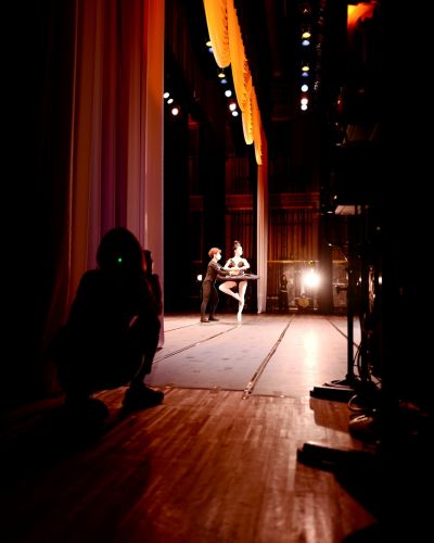 Balletttänzer auf der Bühne im Scheinwerferlicht