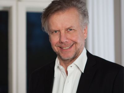 Porträt von Jens Schoenenberg, Versicherungsexperte bei 'Künstler für Künstler', spezialisiert auf individuelle Versicherungslösungen für Künstler.