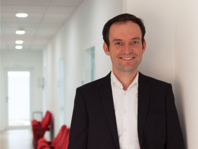Porträt von Jan Käpernick, Versicherungsexperte bei 'Künstler für Künstler', spezialisiert auf individuelle Versicherungslösungen für Künstler.